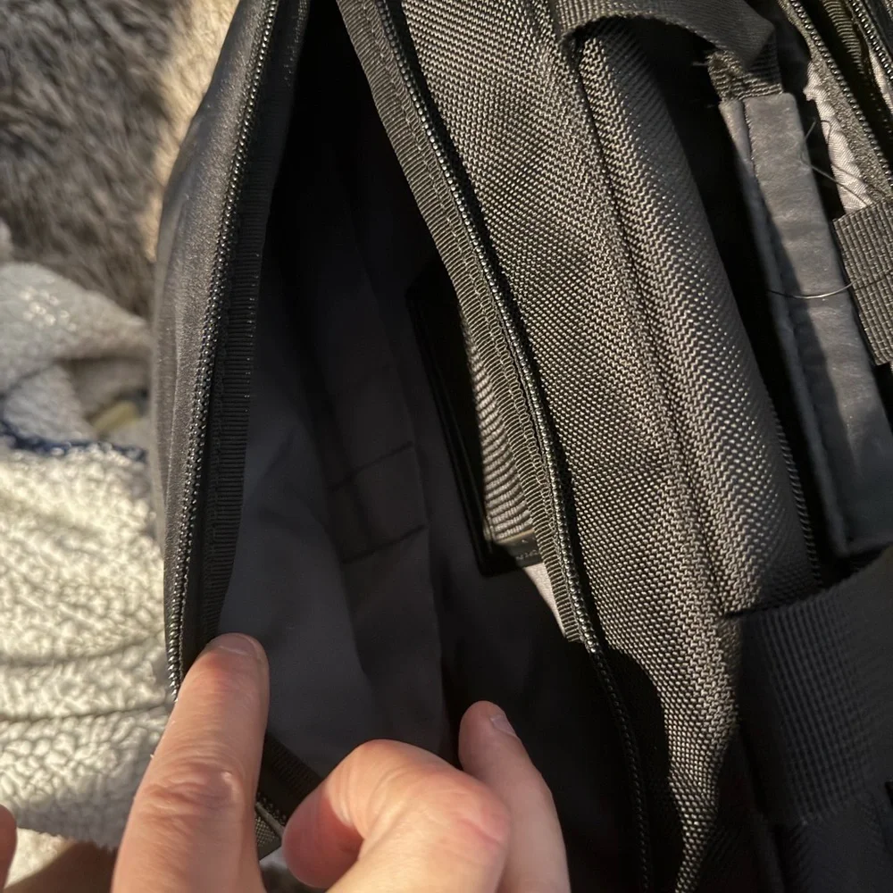Targus Black Briefcase Laptop Case With Longstrap with 4 different compartments